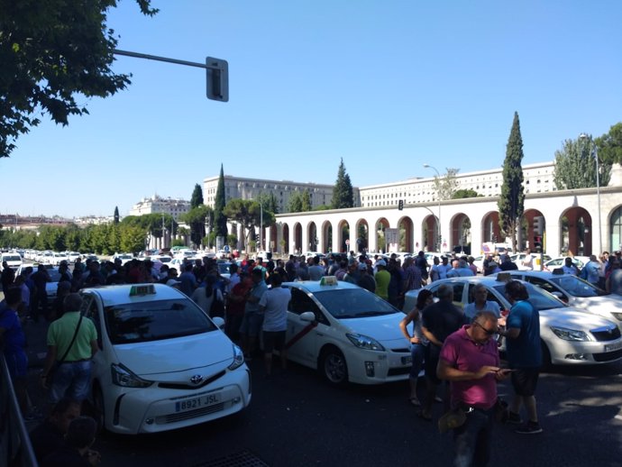 Taxistas acampados en rl Paseo de la Castellana frente al Ministerio de Fomento