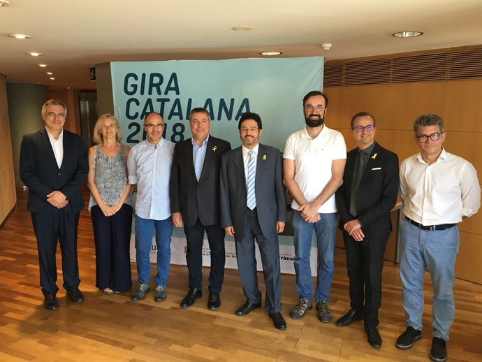 Isidre Gavín i Jordi Xena (al centre) amb alguns representants