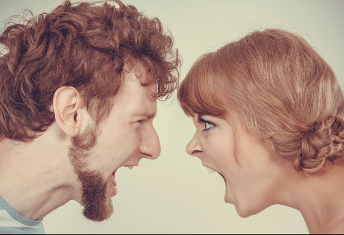 Pareja discutiendo. Bronca entre una pareja. Gritos. Gritarse. Enfadarse.Ruptur