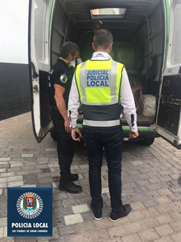 Agentes de la Policía Local de Las Palmas rescatando a los animales
