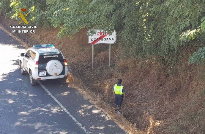 Rescatan a un hombre de 83 añños que cayó por un talud en Cortegana.