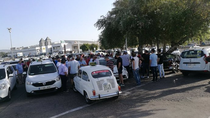 Concentración de taxistas en El Arenal