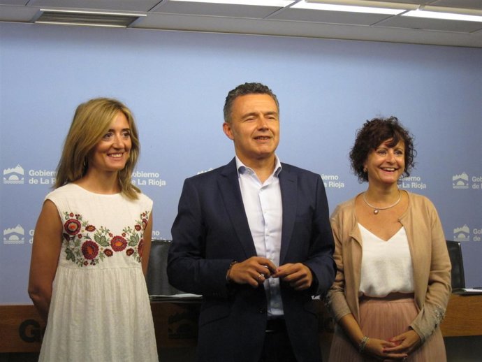 Escobar junto con las directoras.                     