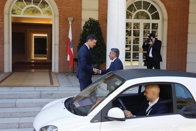 El presidente del Gobierno, Pedro Sánchez, recibe al presidente del Gobierno de 