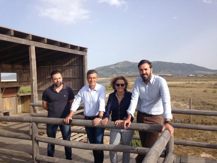 El delegado de Medio Ambiente, Ángel Acuña, en Los Lances en Tarifa