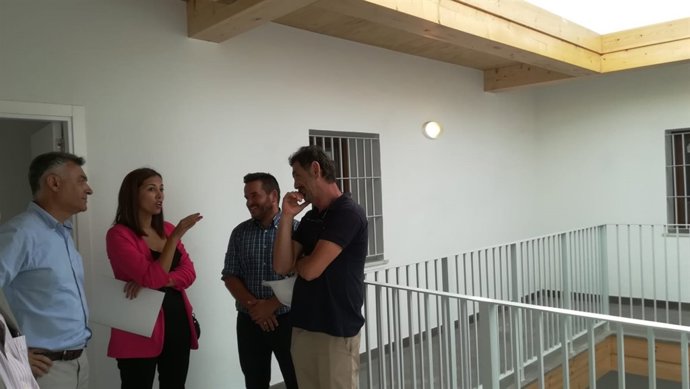 La secretaria general de Vivienda, Bejarano, dialoga con los presentes.