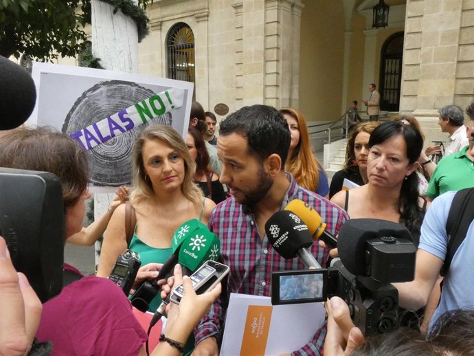 El portavoz de IU, Daniel González Rojas en la concentración contra las talas