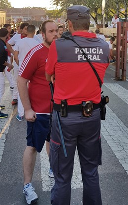 Agente de Policía Foral atendiendo a un ciudadano en fiestas de Tudela 
