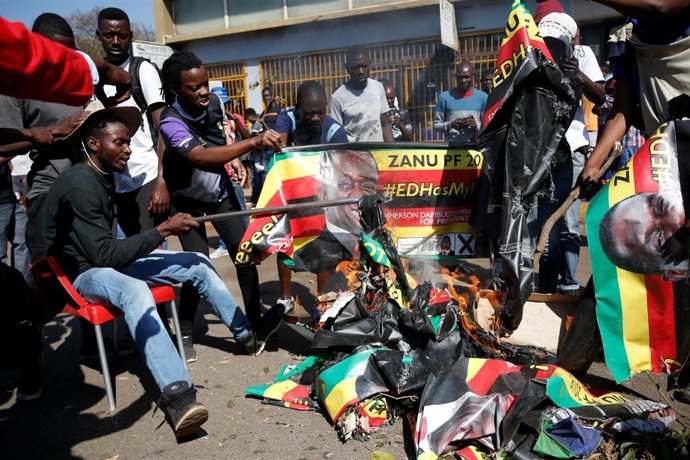 Seguidores del MDC queman una pancarta de Mnangagwa en Harare