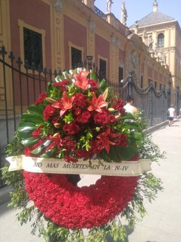 Corona de flores del Ayuntamiento de Los Palacios en el Palacio San Telmo