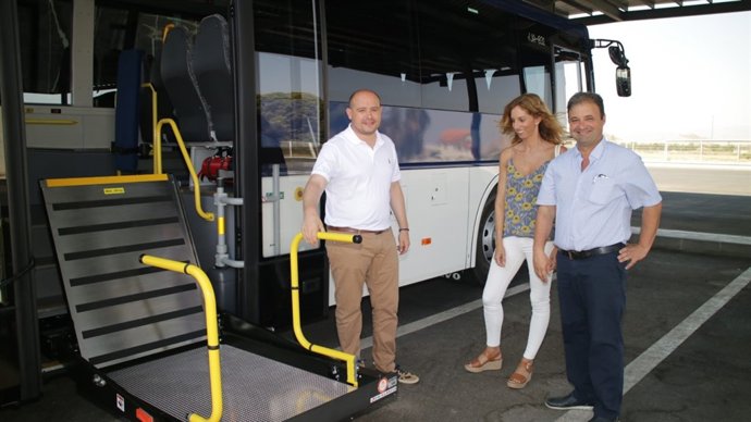 El delegado de la Junta Antonio Martínez junto a uno de los nuevos vehículos