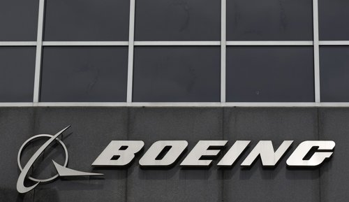 El logo de Boeing es retratado en su sede en Chicago