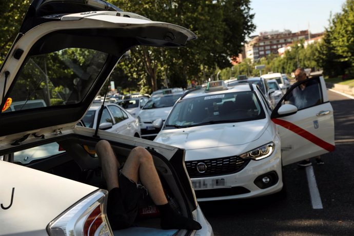 Los taxistas ocupan la Castellana de Madrid por la huelga del taxi