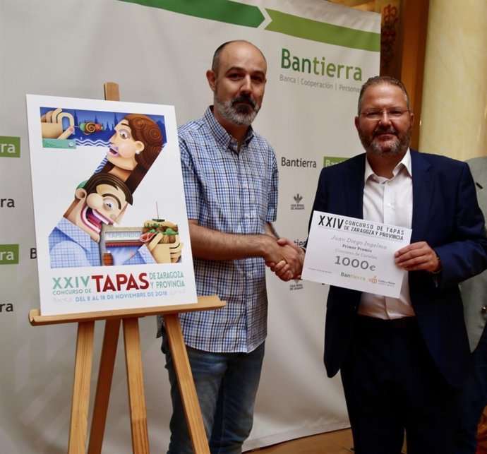 Francisco Alfaro, de Bantierra, entrega el premio al autor del cartel
