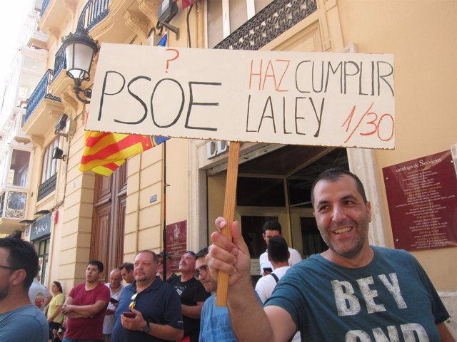 Taxistas protestando ante  la Generalitat                             