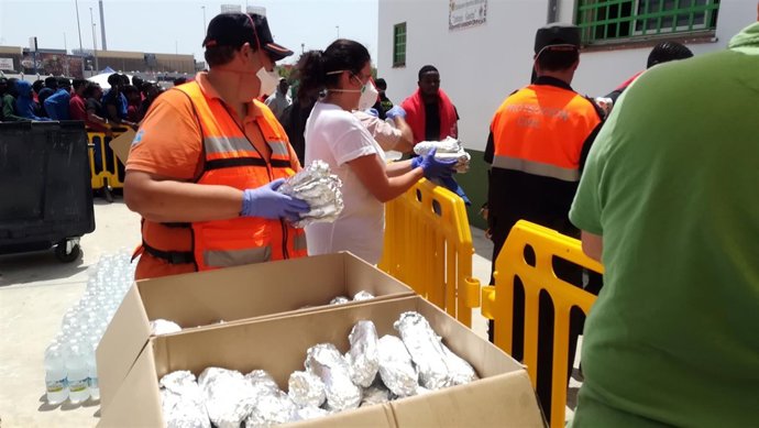 Entrega de comida a migrantes acogidos en Los Barrios