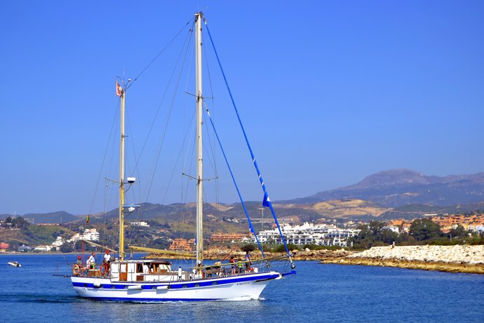 Barco velero ocio estepona mar ciudad vacaciones verano turismo turistas