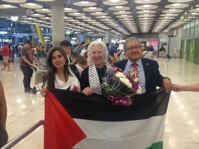 Lucía Mazarrasa (centro) a su llegada a Madrid