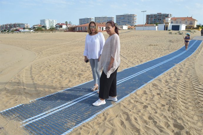 Colocan dos pasarelas en la playa de Punta para personas con movilidad reducida.