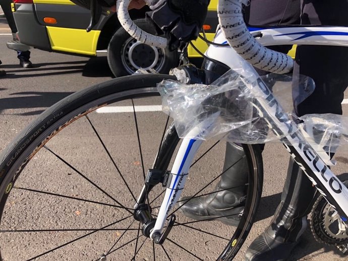 Plástico enredado en la rueda del ciclista