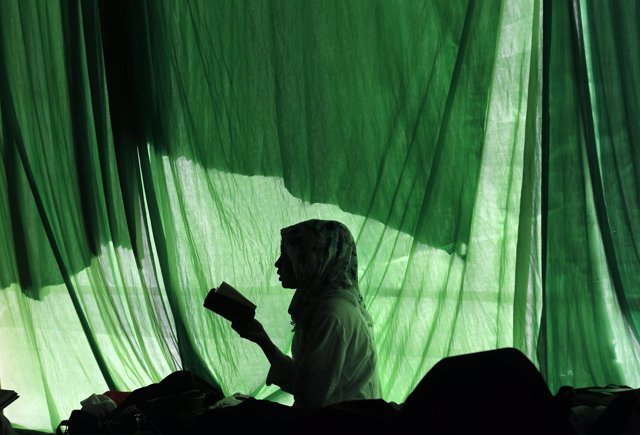 Una niña lee el Corán en una mezquita en Yakarta