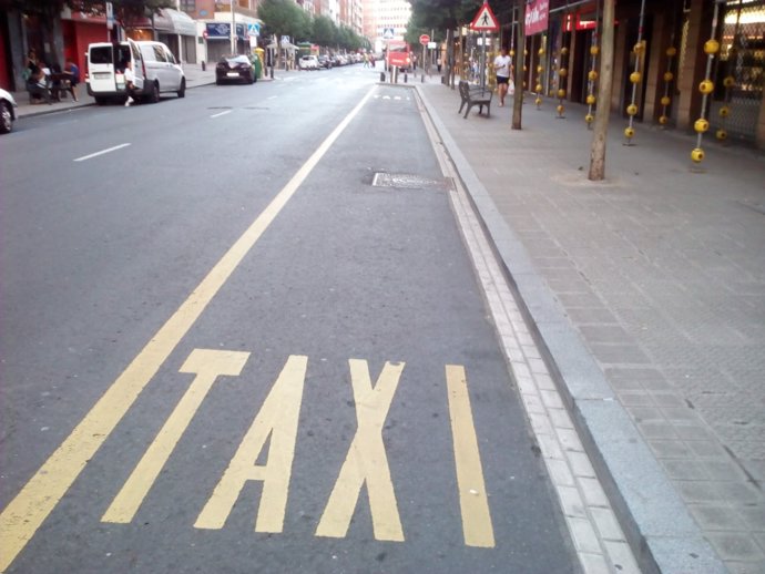 Imagen de archivo. Parada de taxi vacía en Bilbao