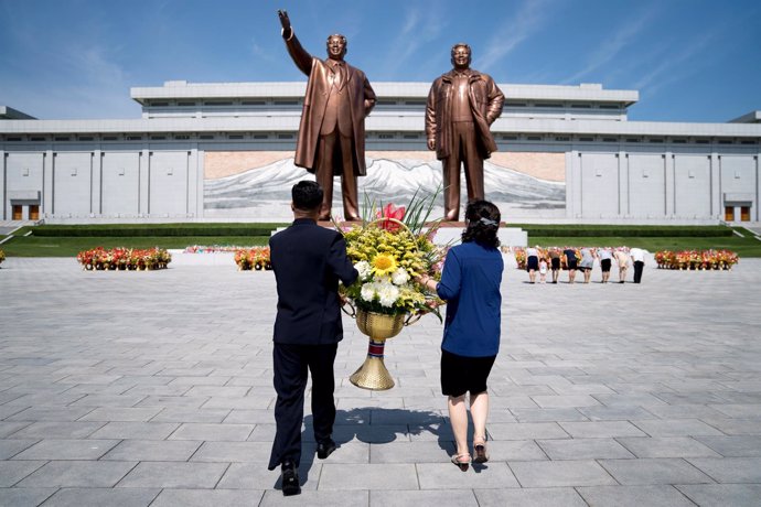 Ofrenda a las estatuas de los líderes Kim Il Sung y Kim Jong Il en Pyongyang