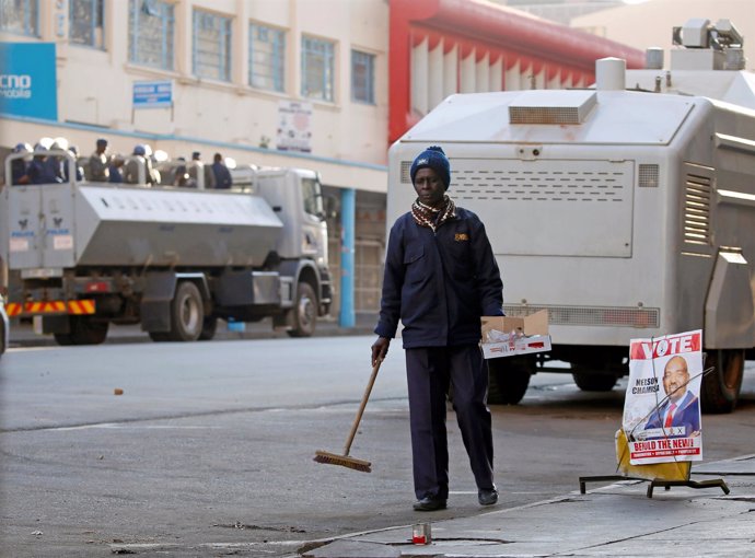 Vehículos policiales desplegados en las calles de Harare tras los disturbios