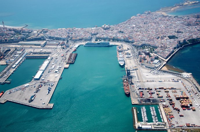 Viata aérea del puerto comercial de Cádiz