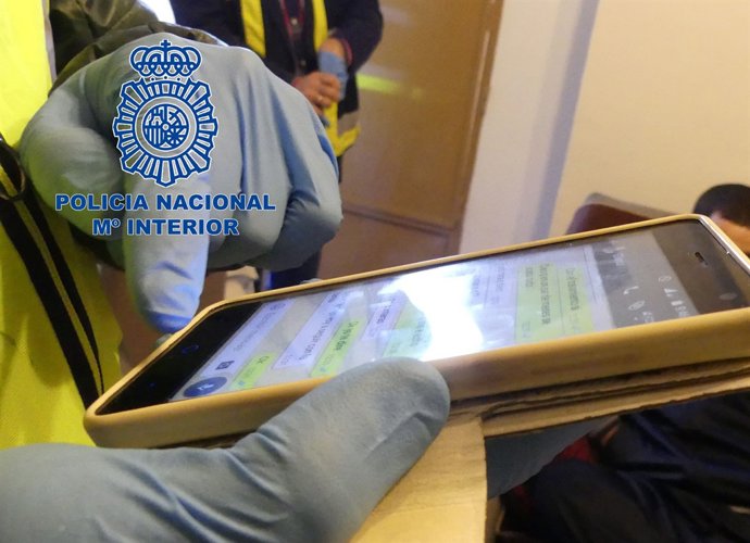 Desmantellen una xarxa de pornografia infantil per WhatsApp