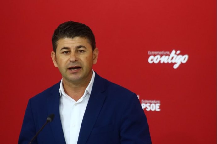 El diputado del PSOE Carlos Labrador, en rueda de prensa