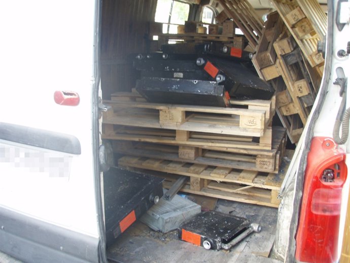 Interior de la furgoneta intervenida en Orkoie