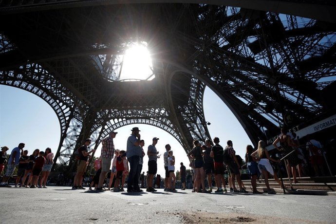 Colas para subir a la Torre Eiffel de París