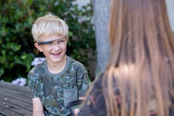 Niño con las Google Glass