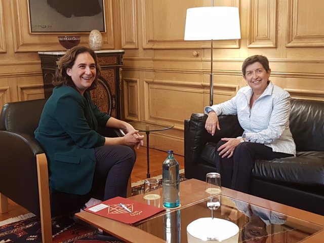 Ada Colau y Teresa Cunillera en el Ayuntamiento de Barcelona