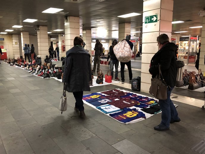 Top manta a la estació de plaça Catalunya a Barcelona