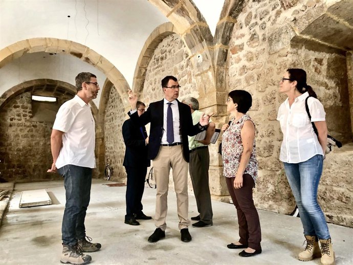 Ballesta durante la visita Sala Caballerizas