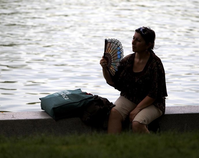 Una mujer se abanica por el calor