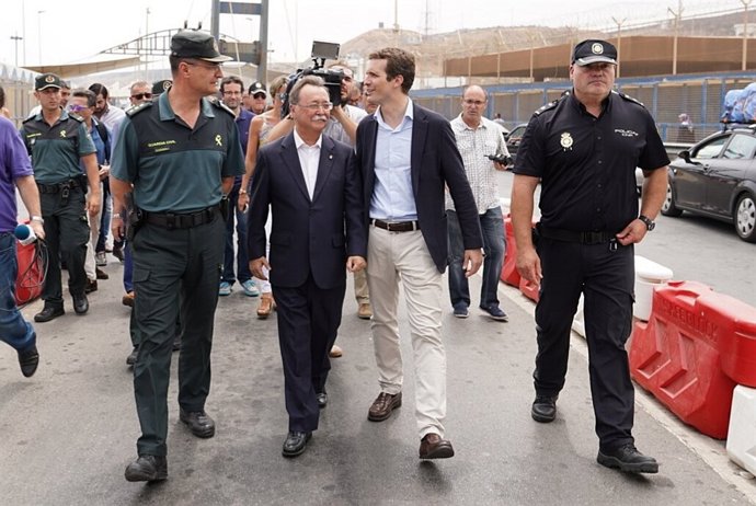 Pablo Casado visita la valla de Ceuta 