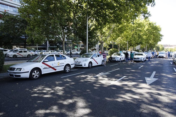 Taxistas se concentran en el Paseo de la Castellana de Madrid frente al Minister