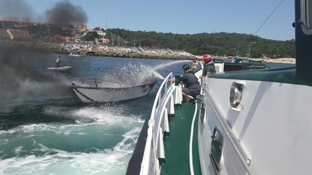 Efectivos de la patrullera Río Xallas de la Guardia Civil extinguen el incendio