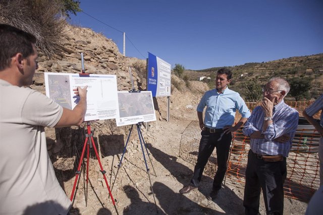 Amat visita una de las obras ejecutadas