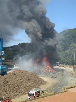Incendio de chatarra en el puerto de Pasaia.