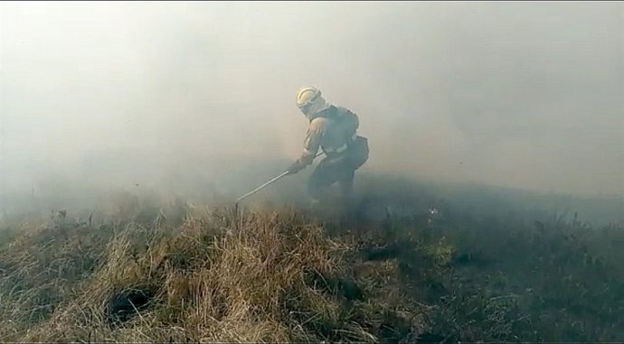 Extinción incendio forestal en Cantabria 