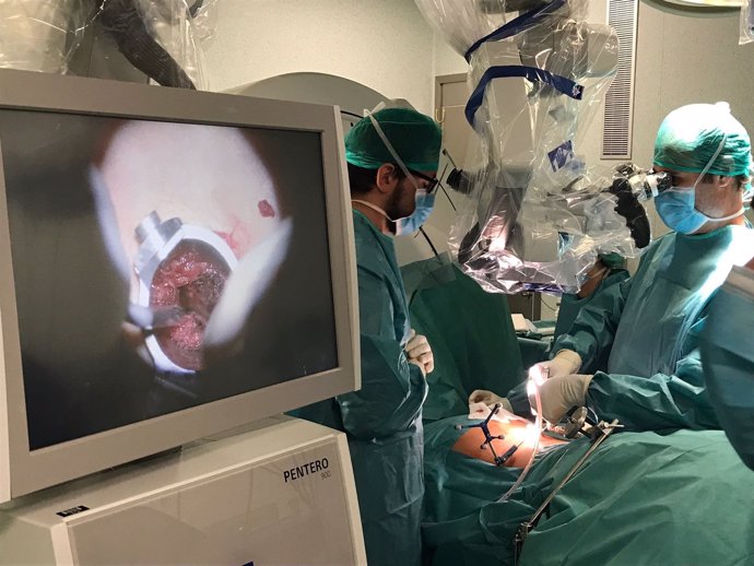 El Instituto Clavel realiza una cirugía de columna lumbar pionera en el mundo