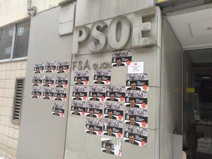 SEDE DEL PSOE DE GIJÓN EMPAPELADA CON PASQUINES FASCISTAS