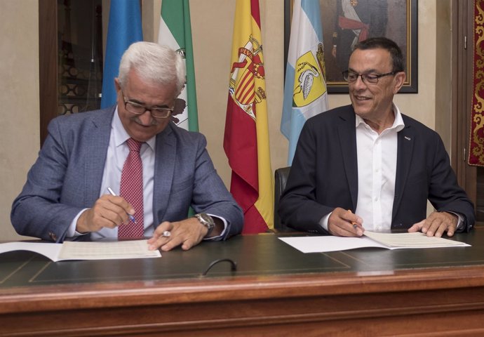 Junta y Diputación de Huelva firman un convenio para actuar en fosas. 