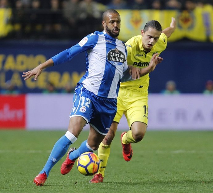 Sidnei Rechel ante Enes Unal en un Villarreal-Deportivo