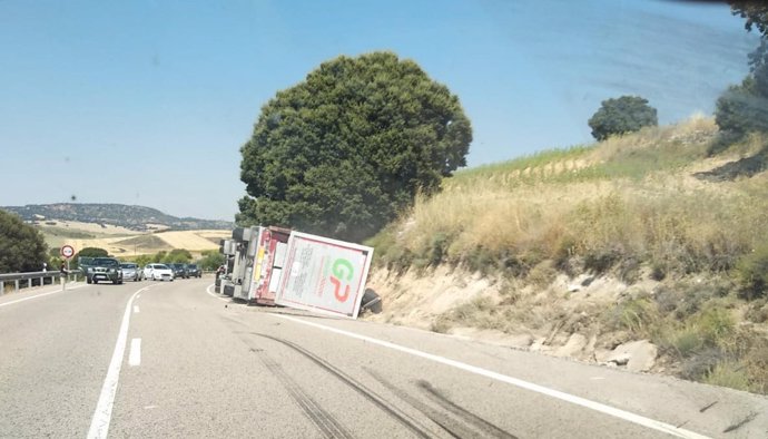 Camión accidentado en Fuentes