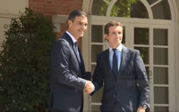Apretón de manos de Sánchez y Casado en Moncloa en su primera reunión oficial